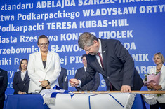 Symboliczne wbicie gwoździ pamiątkowych, od lewej wicemarszałek M. Jarosińska-Jedynak, Prof. P. Koszelnik,