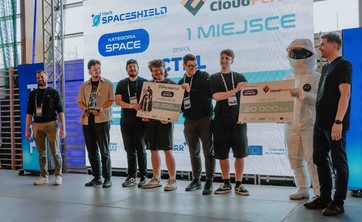 Studenci Koła Naukowego Machine Learning podczas ceremonii wręczania nagród,