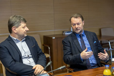 Od lewej: prof. P. Koszelnik, S. Gąsior,