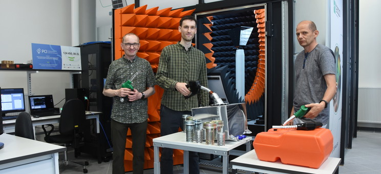 Od lewej: dr hab. inż. Piotr Jankowski-Mihułowicz, prof. PRz, mgr inż. Patryk Pyt, dr inż. Mariusz Węglarski, prof. PRz,