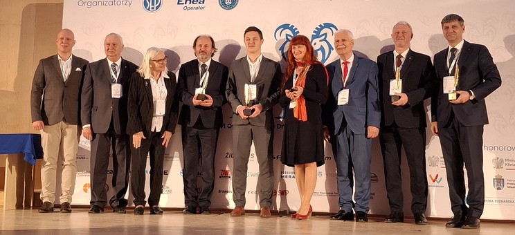 Laureaci Konkursu wrzaz z organizatorami. Czwarty z lewej dr inż. Kazimierz Kamuda.