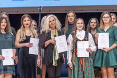 Chórzyści wraz z dyrygentem L. Chalińską,