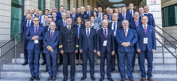 Uczestnicy konferencji z rektorem Politechniki Rzeszowskiej prof. P. Koszelnikiem (pośrodku),