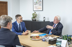 Od lewej: prof. Piotr Koszelnik, prof. PRz Mariusz Ruszel, Olgierd Dziekoński, 