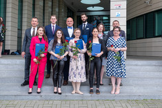 Nagrodzeni studenci WMiFS z prodziekanami dr inż. M. Wołowiec-Musiał, dr. inż. S. Wolskim, dr inż. D. Głowacz-Czerwonką, 