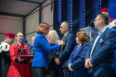Wojewoda E. Leniart dekoruje prof. PRz K. Prendeckiego Medalem Srebrnym za Długoletnią Służbę,